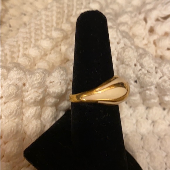 Gold and beige chunky enamel ring Vintage Size 6 1/2 EUC - Picture 4 of 8